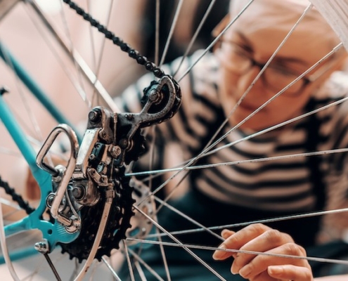 Ciclista reparando una bicicleta