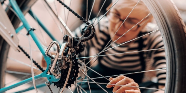 Ciclista reparando una bicicleta