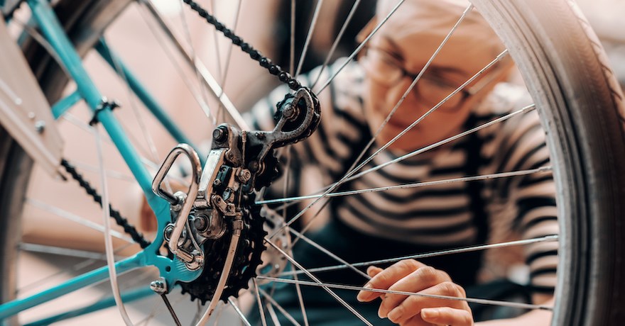 Ciclista reparando una bicicleta