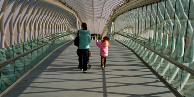 Madre e hija cruzando un puente